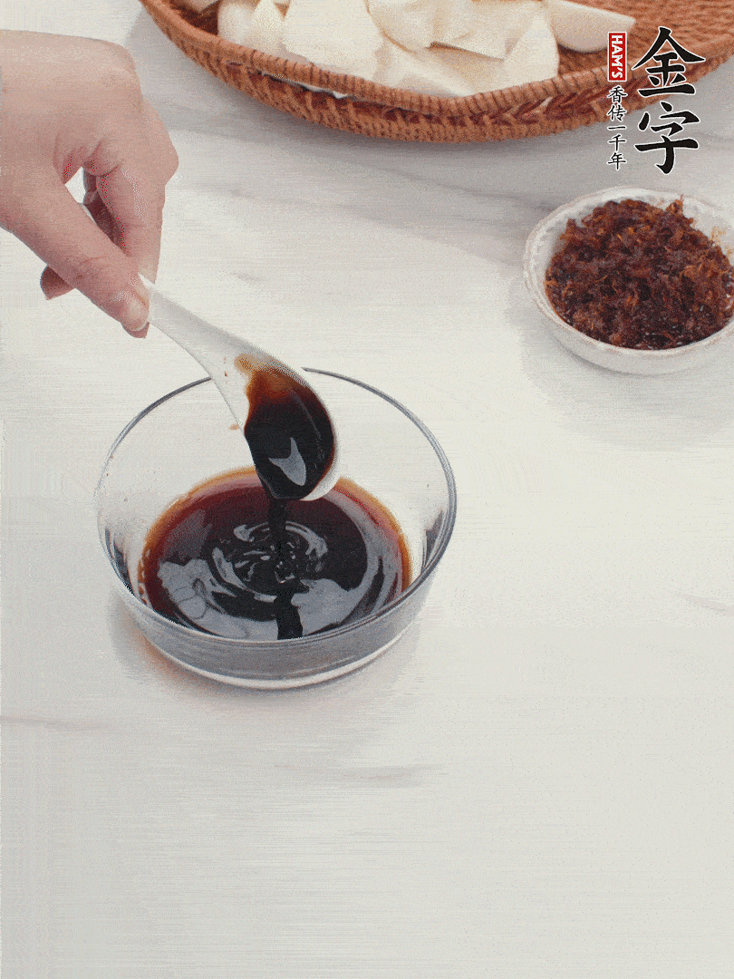 將生抽、老抽、黃酒和白砂糖在小碗里調(diào)成味汁。