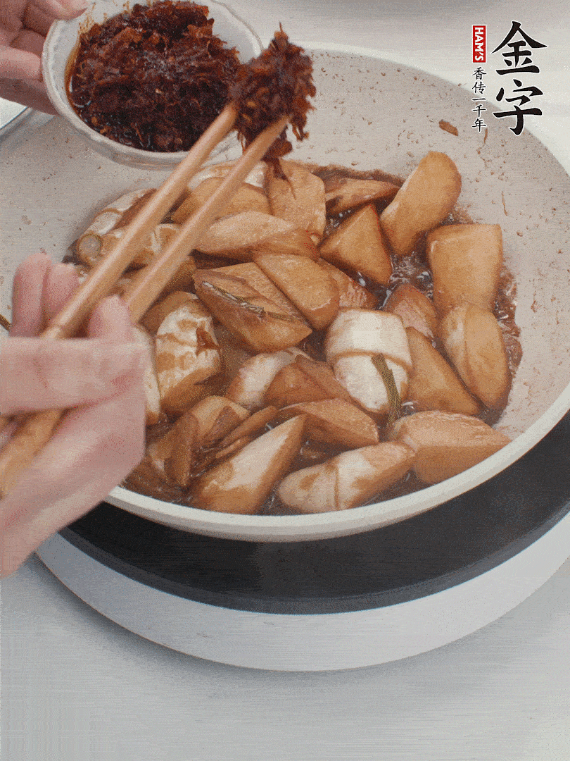 湯汁收濃，加金字火腿XO醬翻炒均勻。