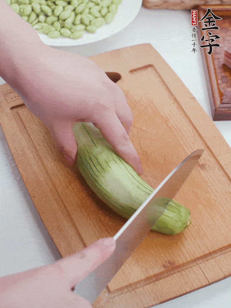 絲瓜去掉外皮，去掉兩端，切成滾刀塊。