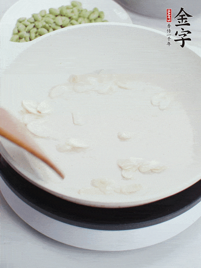 金字淡咸肉煮15分鐘，撈出切片。油5成熱時，蒜末、咸肉爆香。