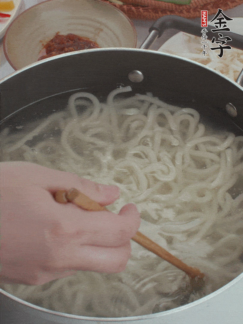 鍋中水煮沸，下烏冬面焯5秒鐘，撈出瀝干。