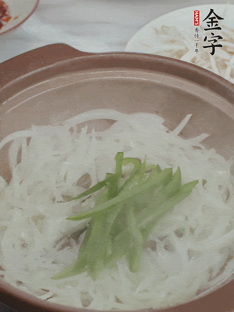 放烏冬面、青紅椒、豆芽。