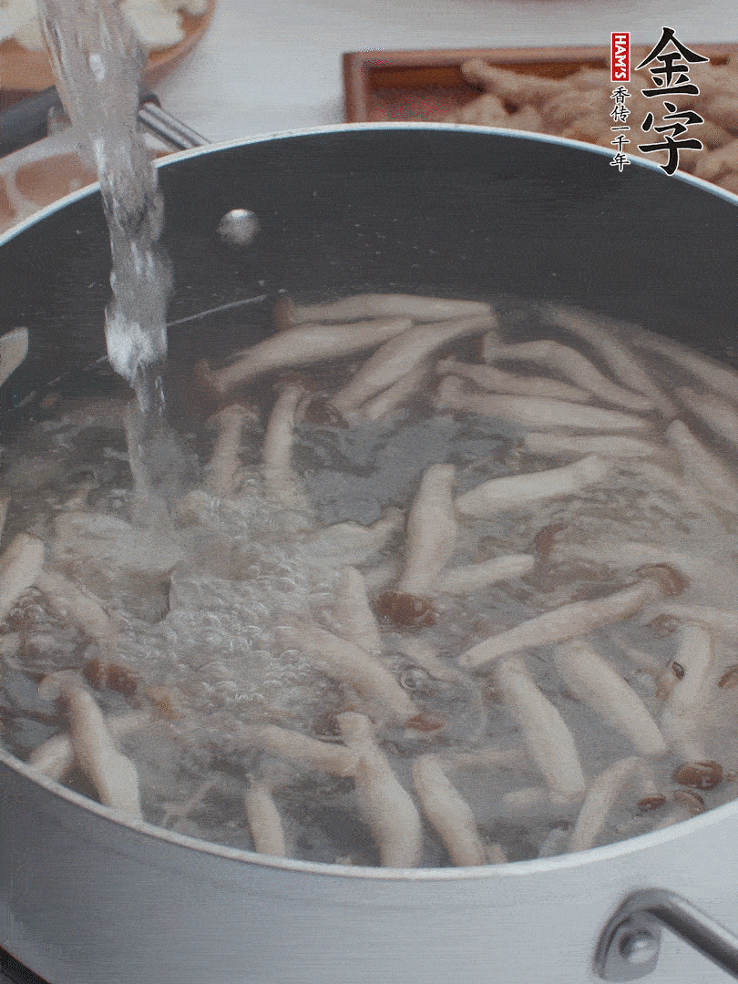 油熱爆香大蔥、蒜末，下蟹味菇炒軟，放清水。