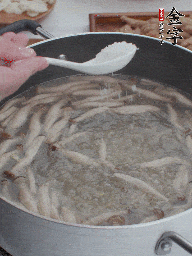 1勺鹽、一點(diǎn)胡椒粉調(diào)味。