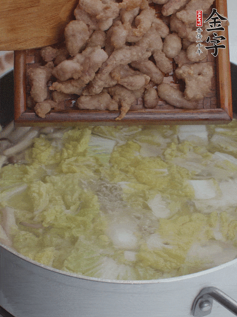 水開后煮10分鐘，下娃娃菜、小酥肉煮3分鐘。