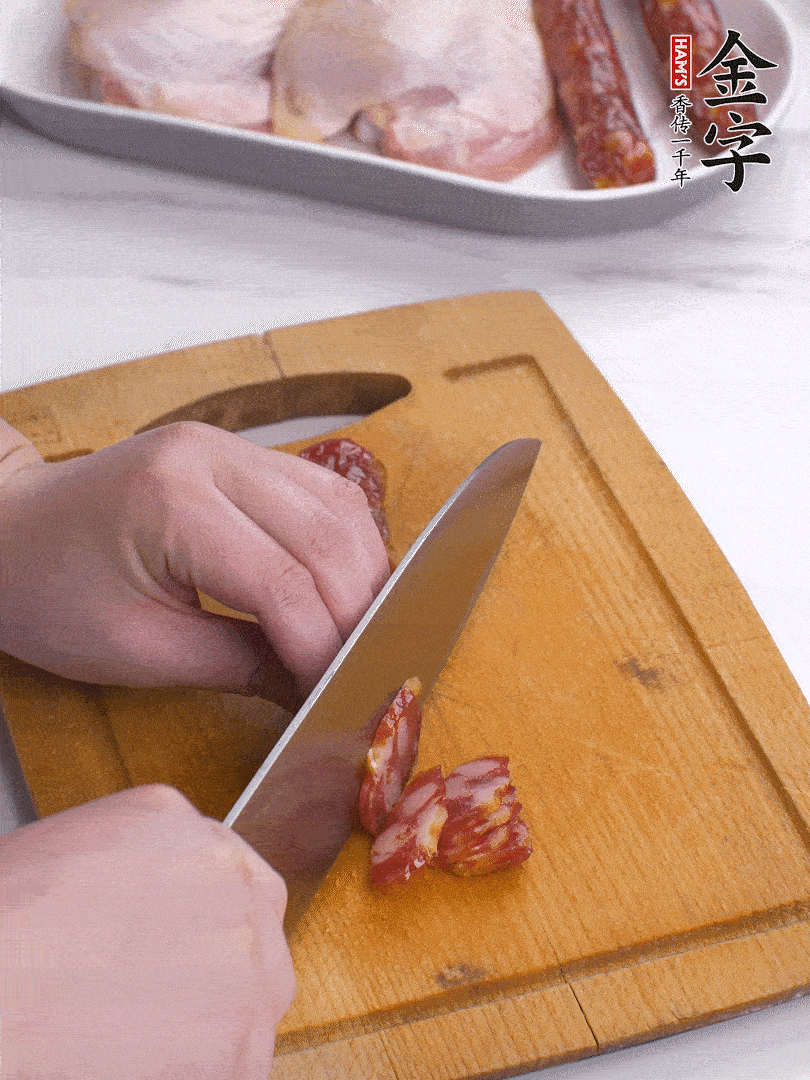 雞大腿去皮去骨切成塊，金字香腸切片，干香菇泡發(fā)切片，小蔥切蔥花。