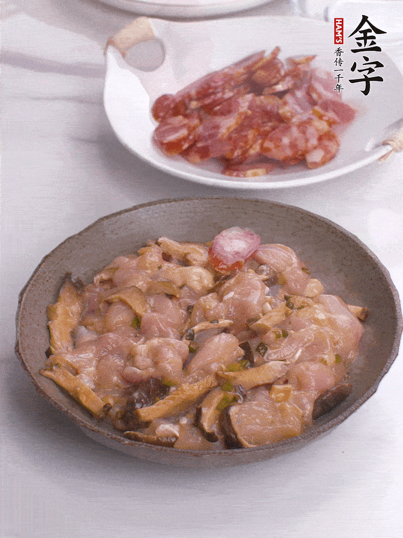 腌制后，雞肉中加淀粉1勺，頂部碼上香腸片。