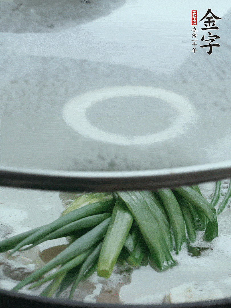 加蔥結(jié)去腥，大火開后中火燒20分鐘。