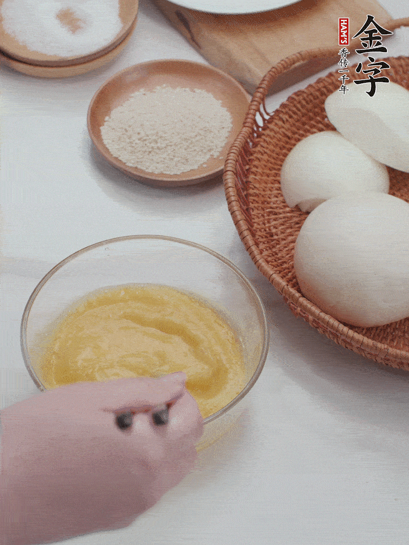 2個(gè)雞蛋加入1小勺鹽、1/2小勺胡椒粉打散。