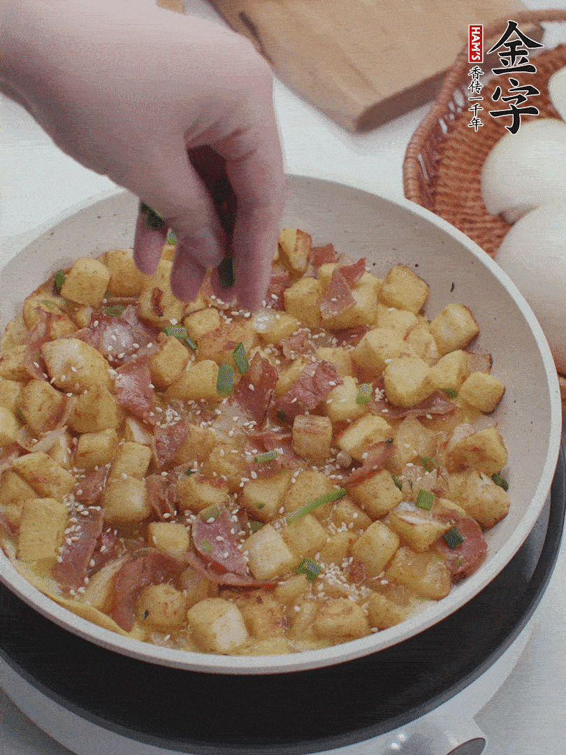 淋入剩余蛋液，蛋液凝固，撒上蔥綠和熟芝麻。