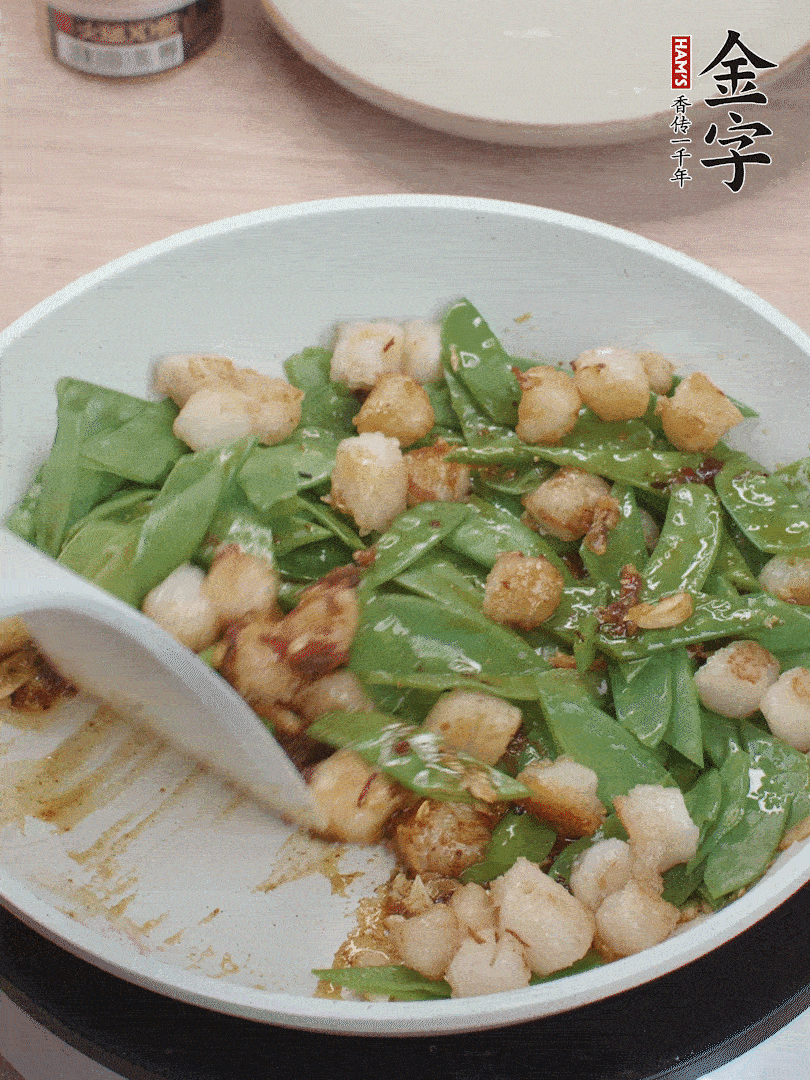 下甜豆莢、鮮貝輕輕翻炒均勻。