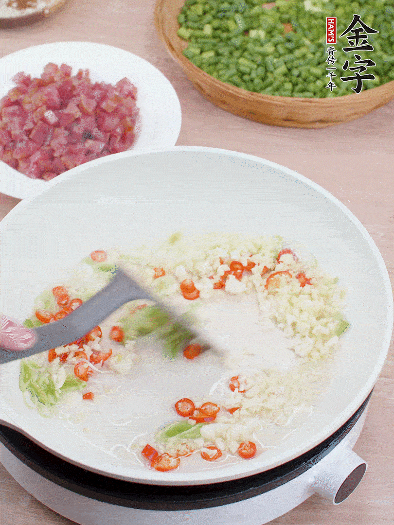 鍋中熱油，蔥姜蒜、小米辣煸香。