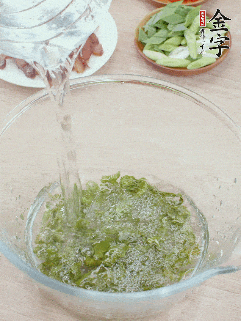 萵筍干溫水泡2小時(shí)，青紅辣椒切圈，姜切片，青蒜斜切段。