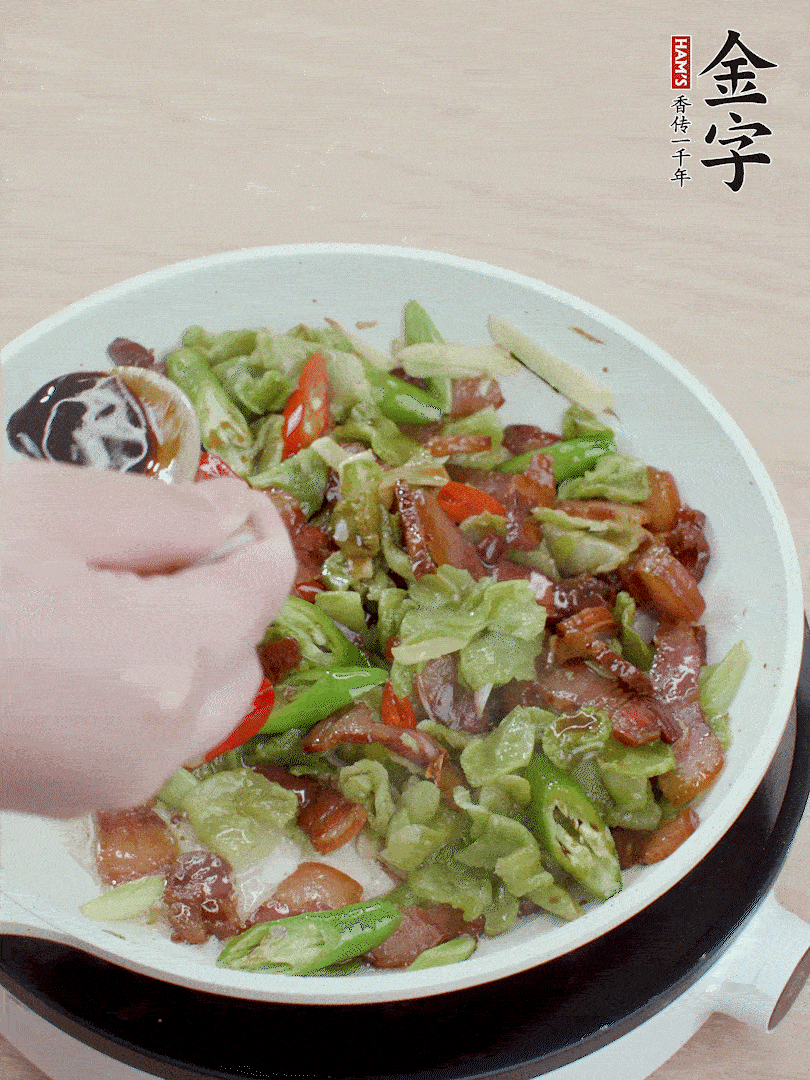 2勺生抽調(diào)味，最后撒蒜葉。