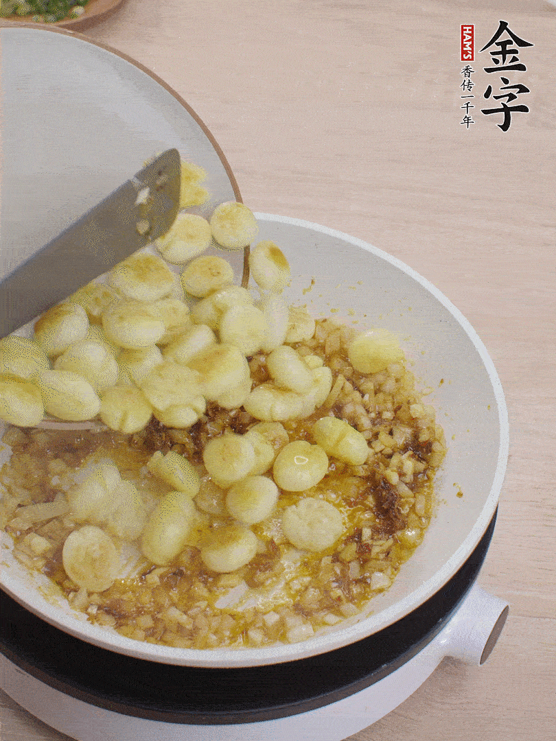 下小土豆翻炒均勻。