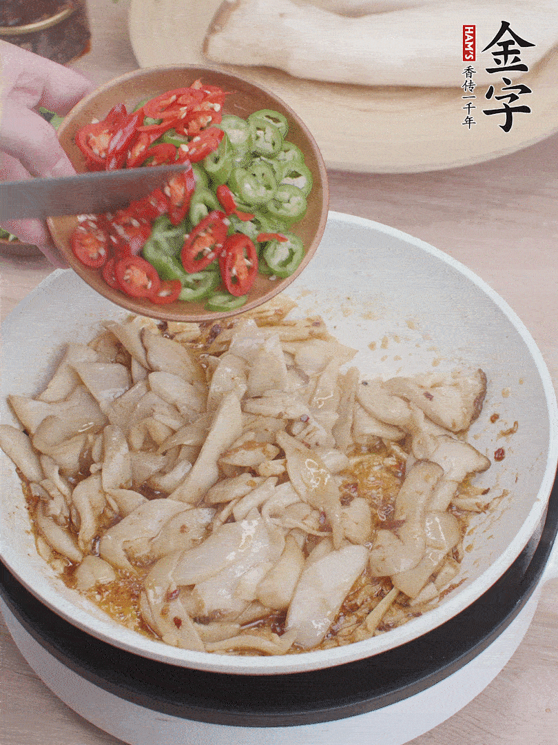 下杏鮑菇、青紅辣椒炒出香味。