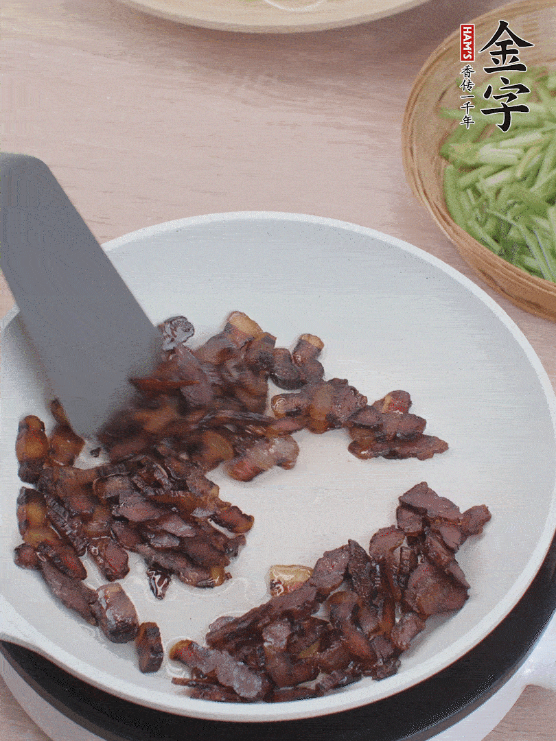 起鍋熱油，煸香醬油肉。