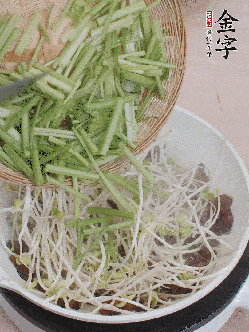 下豆芽、香芹翻炒均勻。