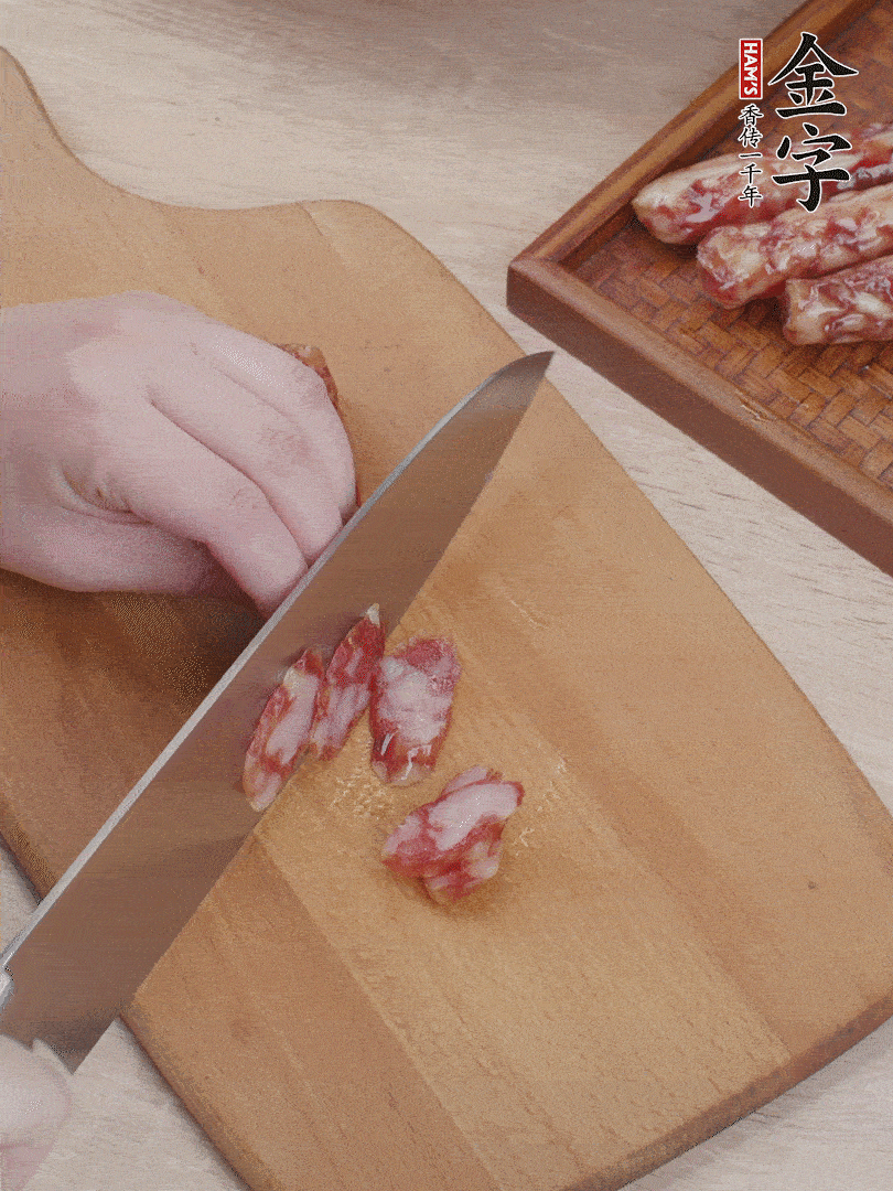 金字香腸斜切片，芹菜切段，小洋蔥切絲，綠菜椒切小塊。