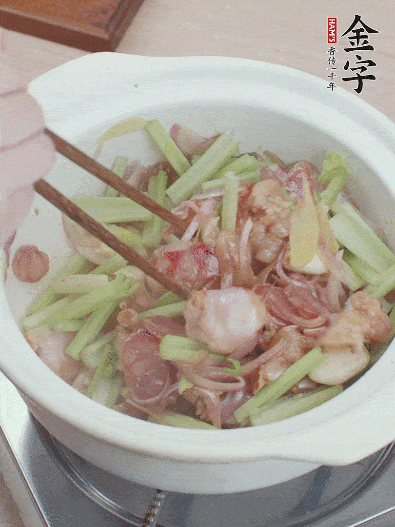 下牛蛙、芹菜、香腸翻炒。