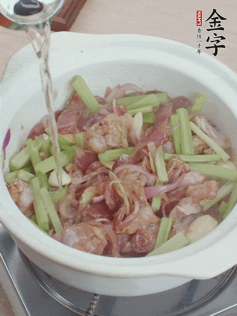 牛蛙變色后，淋點啤酒，加蓋后調小火燜10分鐘。