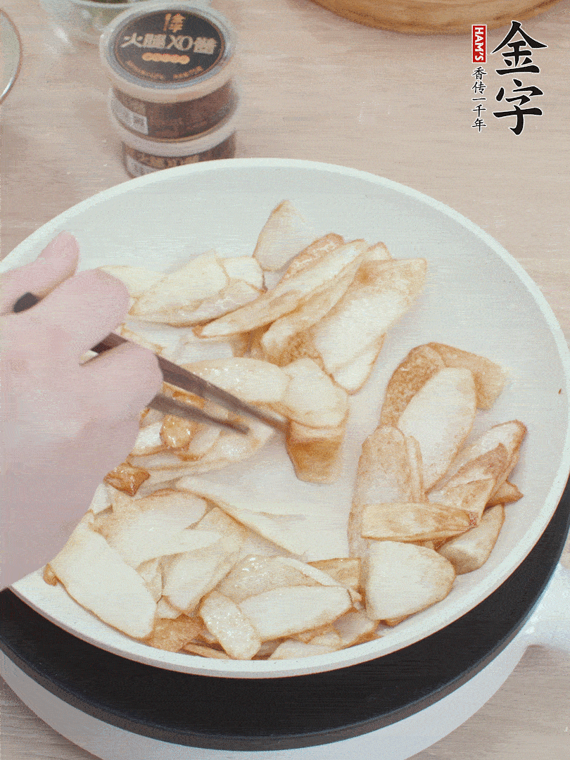 鍋中熱油，山藥煎至兩面金黃。