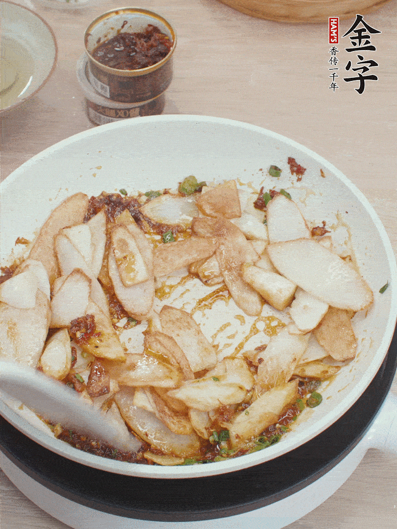 下山藥炒勻，撒蔥花。