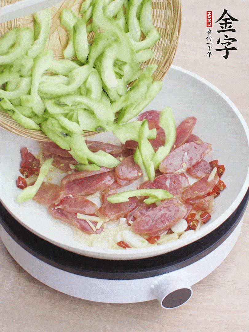 下香腸煸出油脂，放黃瓜翻炒。