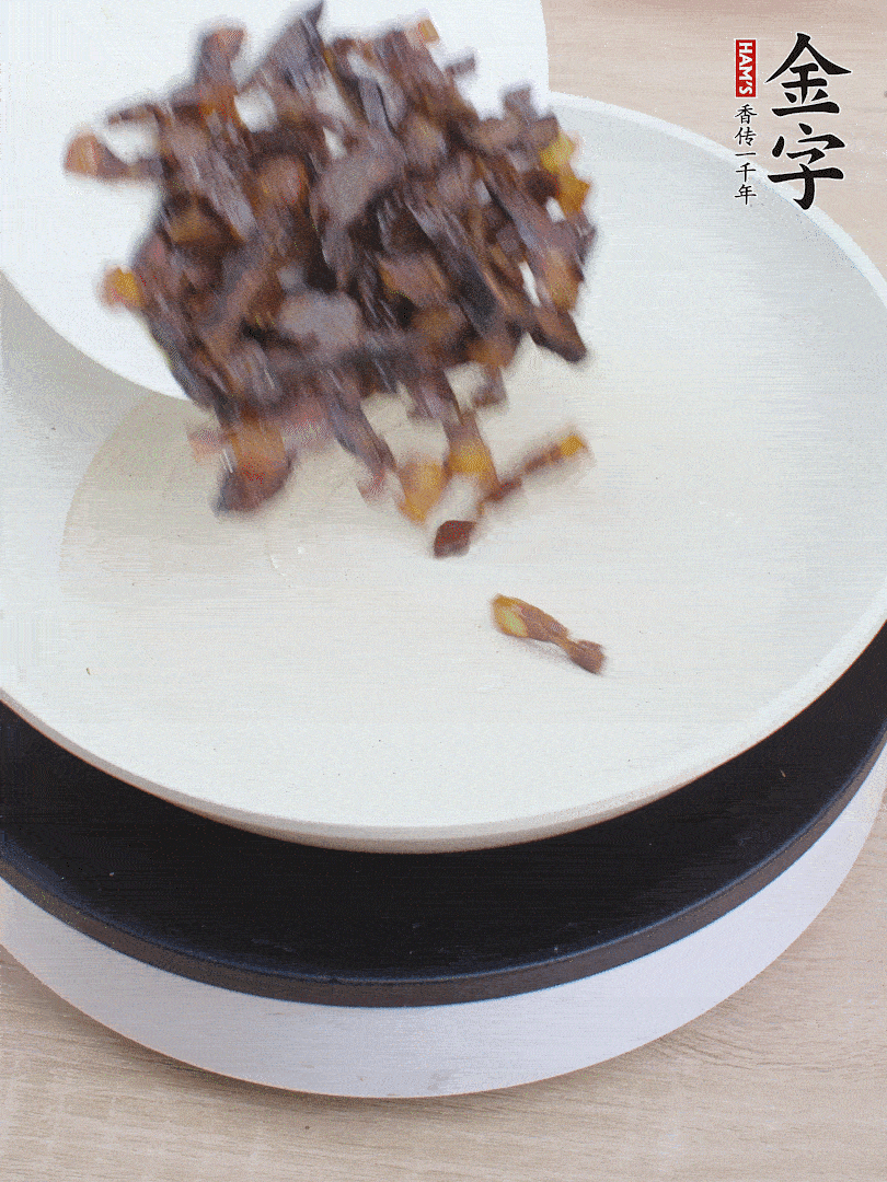 油熱倒醬油肉，編出香味。