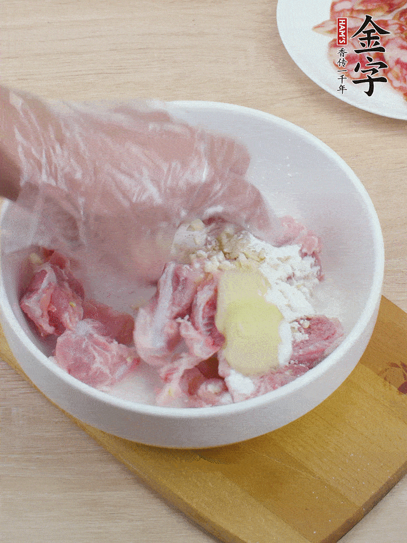 洗凈的小排，加鹽、姜、蒜末、淀粉、胡椒粉抓勻，腌制15分鐘。