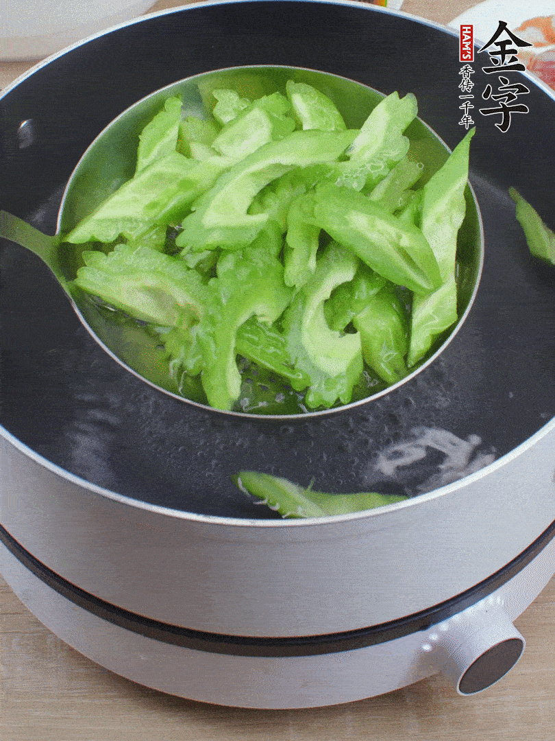 苦瓜去瓤切小塊，開(kāi)水中加鹽汆燙30秒。