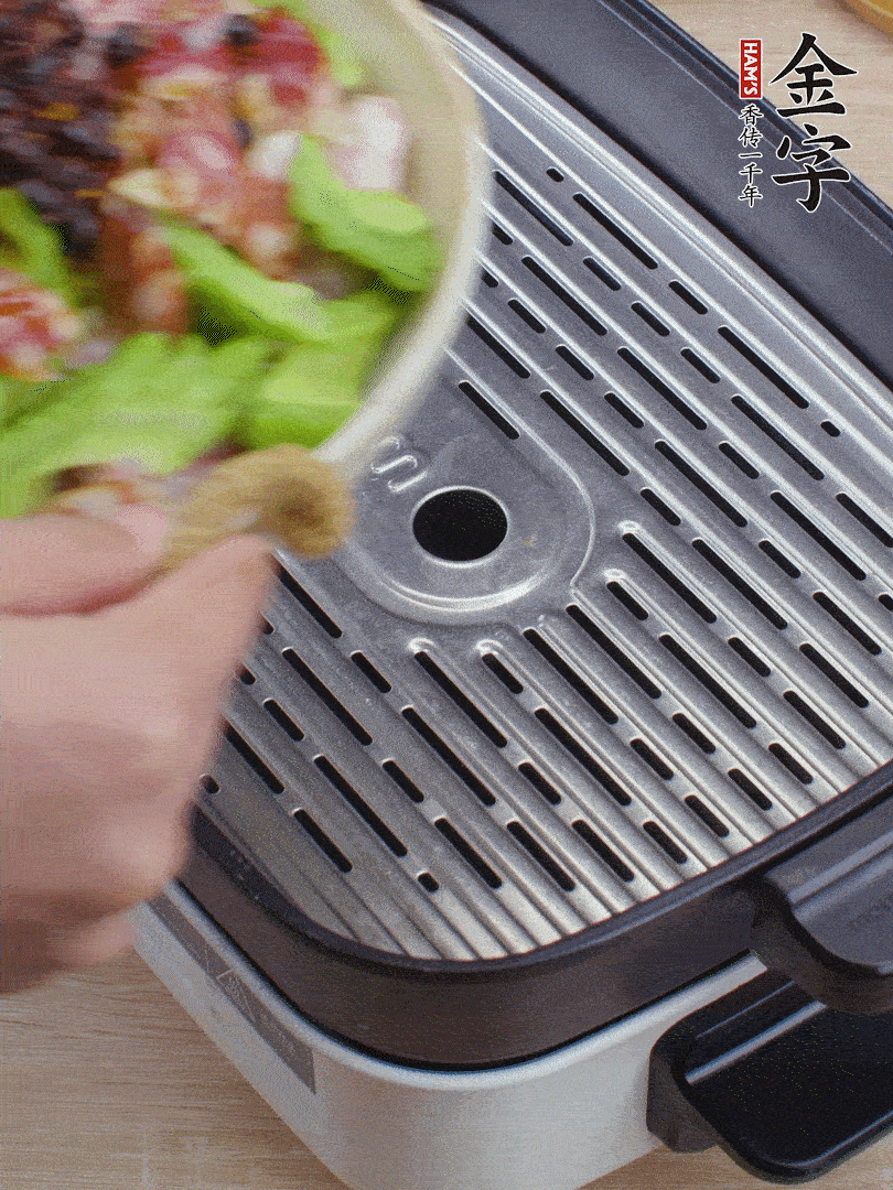 小排、苦瓜、香腸依次碼入，撒上豆豉蒸25分鐘。