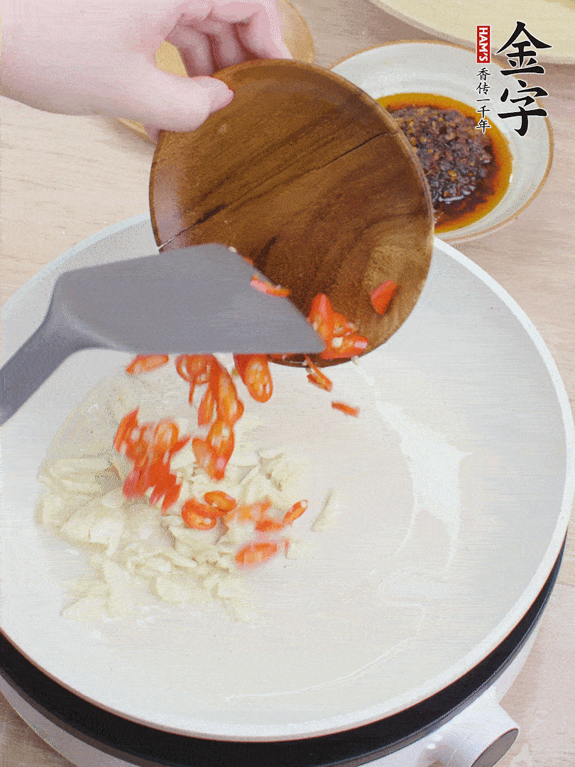 油熱煸香蒜末、辣椒。