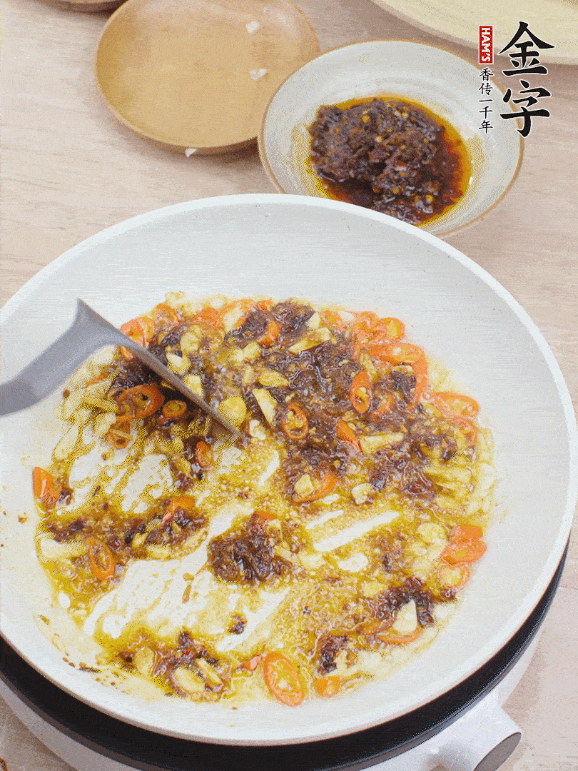 金字火腿干貝醬1勺翻炒均勻。