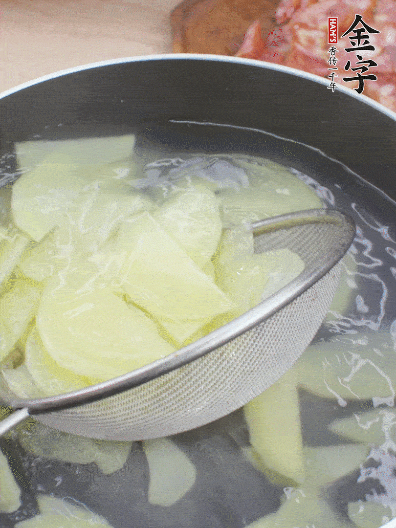 土豆去皮切片，汆燙1分鐘。香腸切薄片。