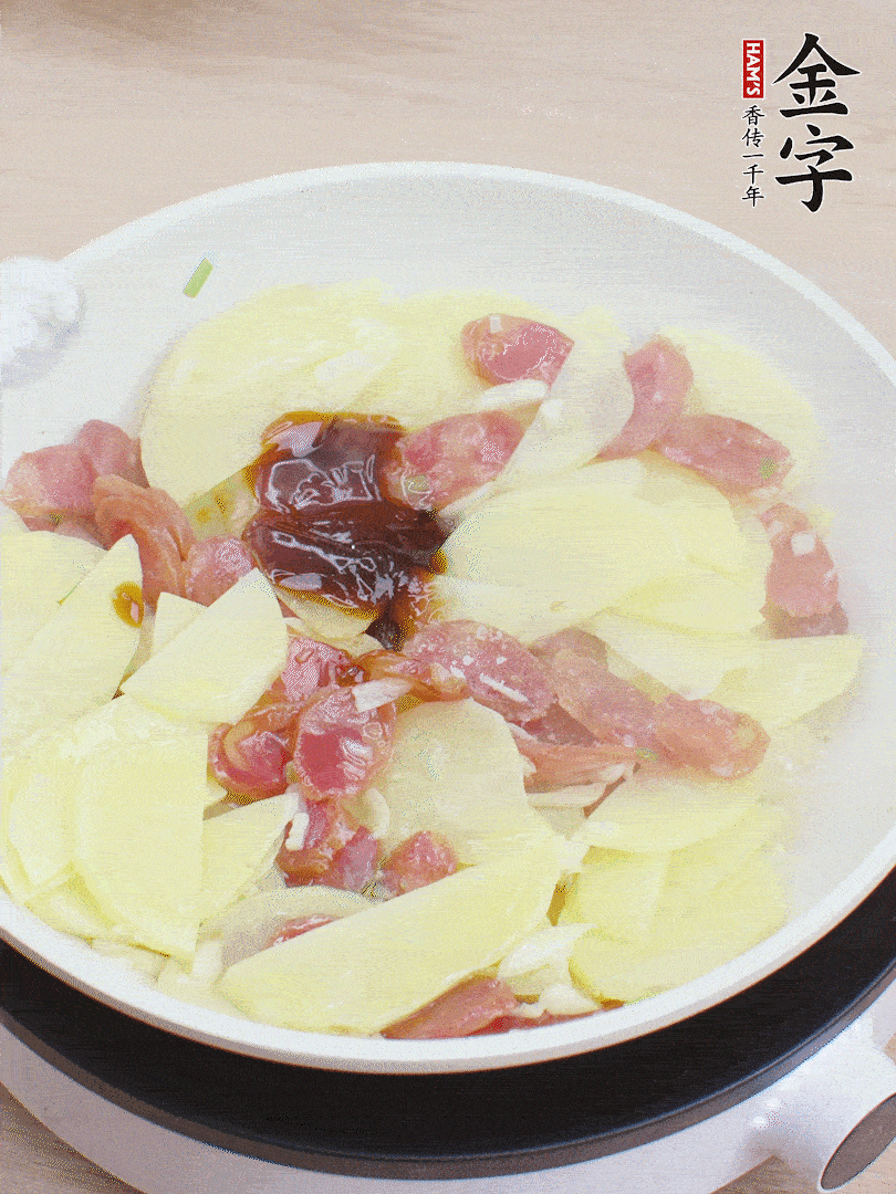 下土豆片，1勺生抽、1勺蠔油、1/3勺鹽、1/3勺糖炒至入味。