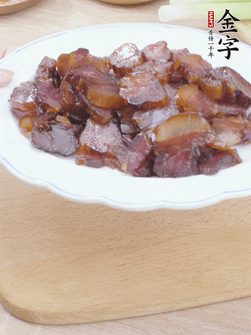 金字醬油肉水煮15分鐘，切薄片。