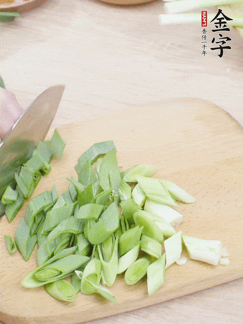 青蒜切段。（蒜白可以拍一下，再斜著切）