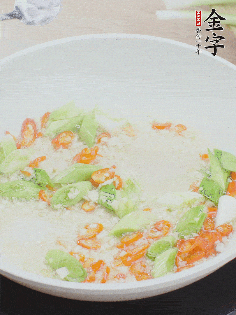 油5成熱時(shí)，下蒜末、辣椒、蒜白煸炒。