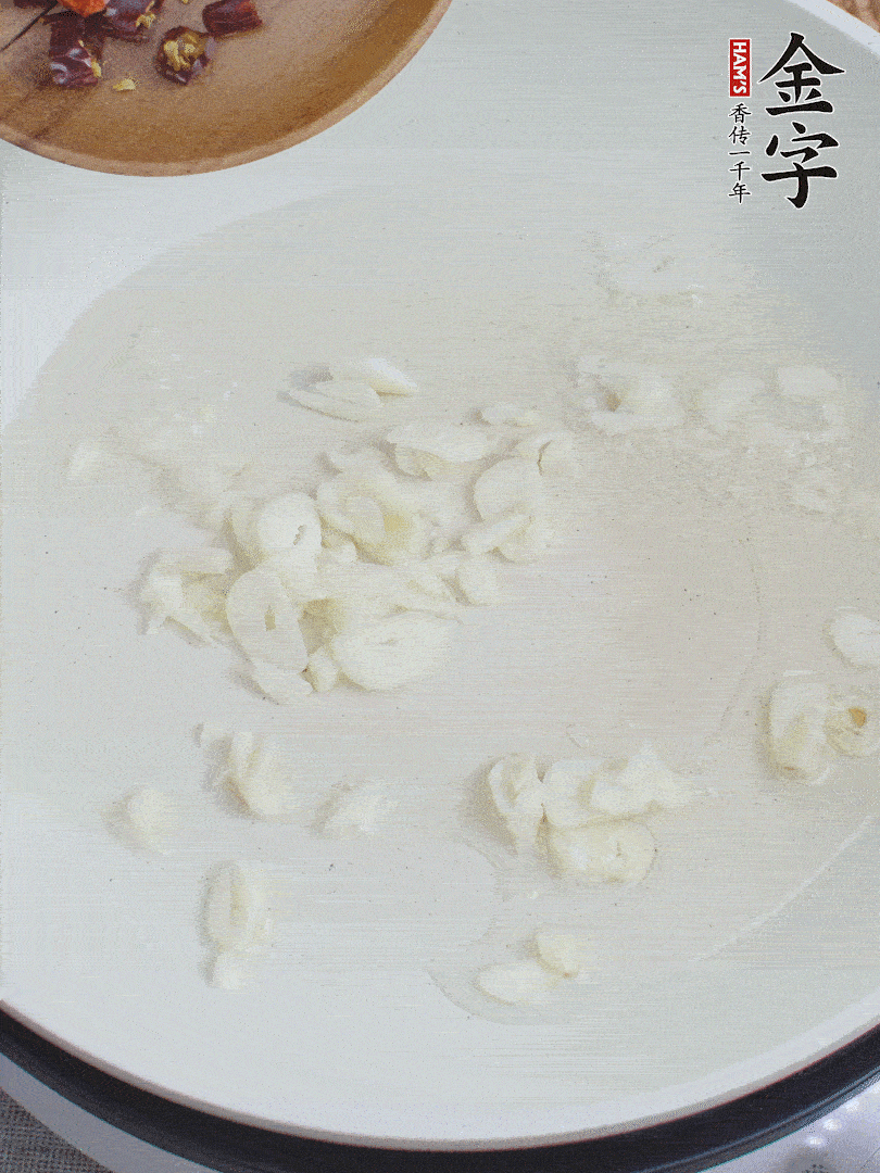 藕去皮，切成1cm見方的丁，放入清水浸泡。美人椒切圈。蒜切成末。