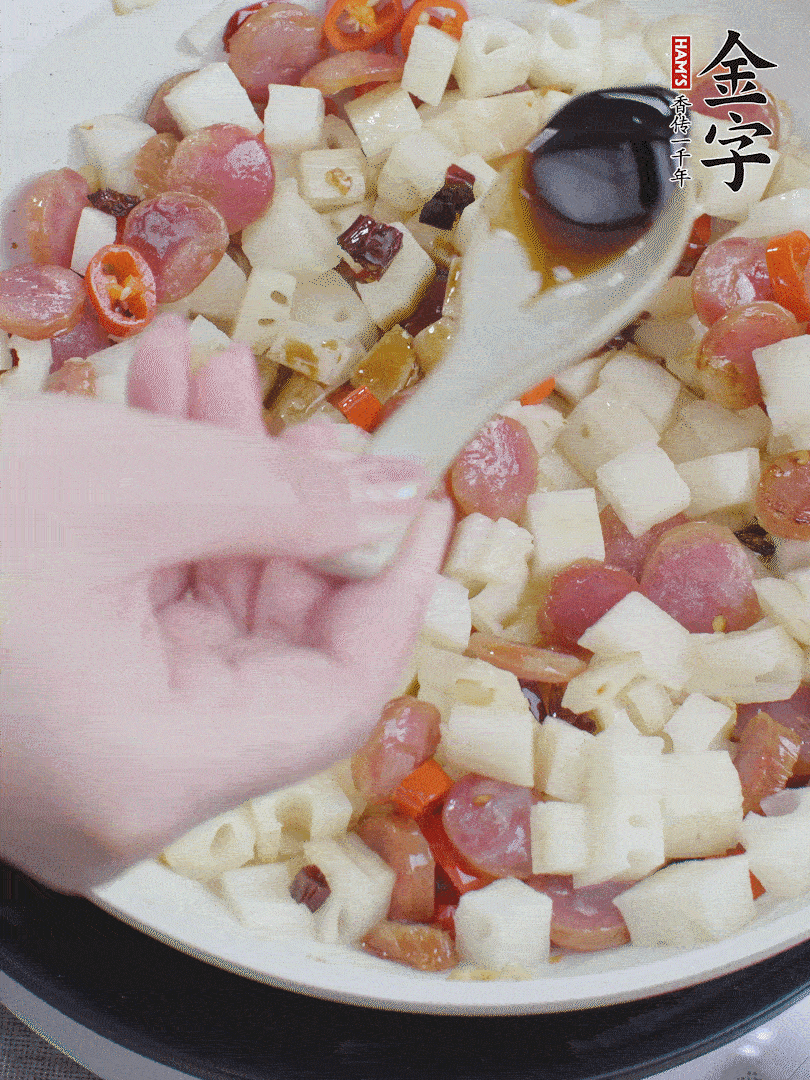 下藕丁，加生抽、香醋、白糖、鹽翻炒均勻。