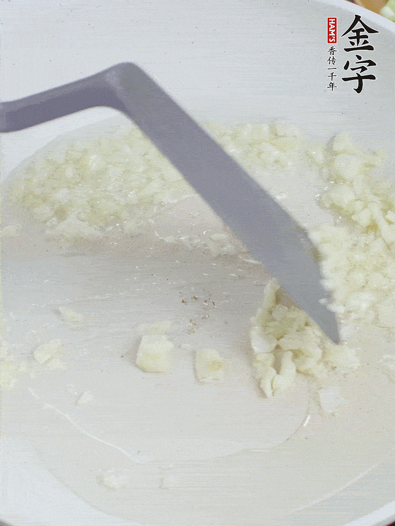 冷鍋熱油，下大蒜煎至兩面微黃。