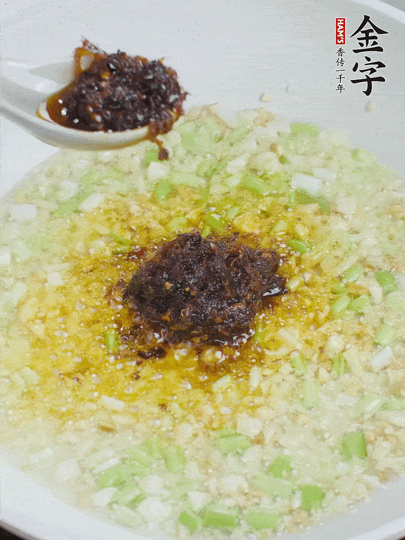 下蔥姜、1大勺金字火腿大師醬爆香。