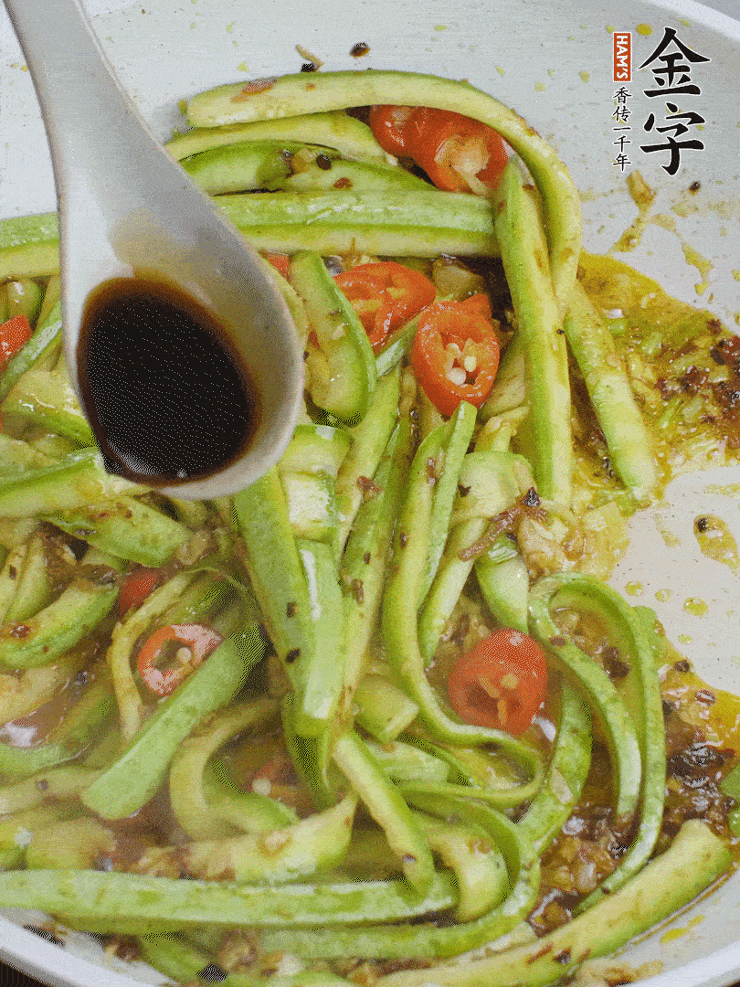 下西葫蘆，加1勺生抽、半勺蠔油、辣椒圈翻炒至斷生。