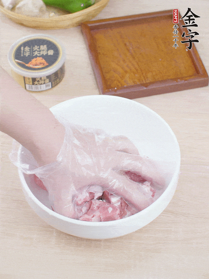 豬小排，加1勺料酒、1勺蠔油、1/3勺白胡椒粉、淀粉，抓拌均勻腌漬30分鐘。青椒去蒂去籽切塊。洋蔥去皮切塊。