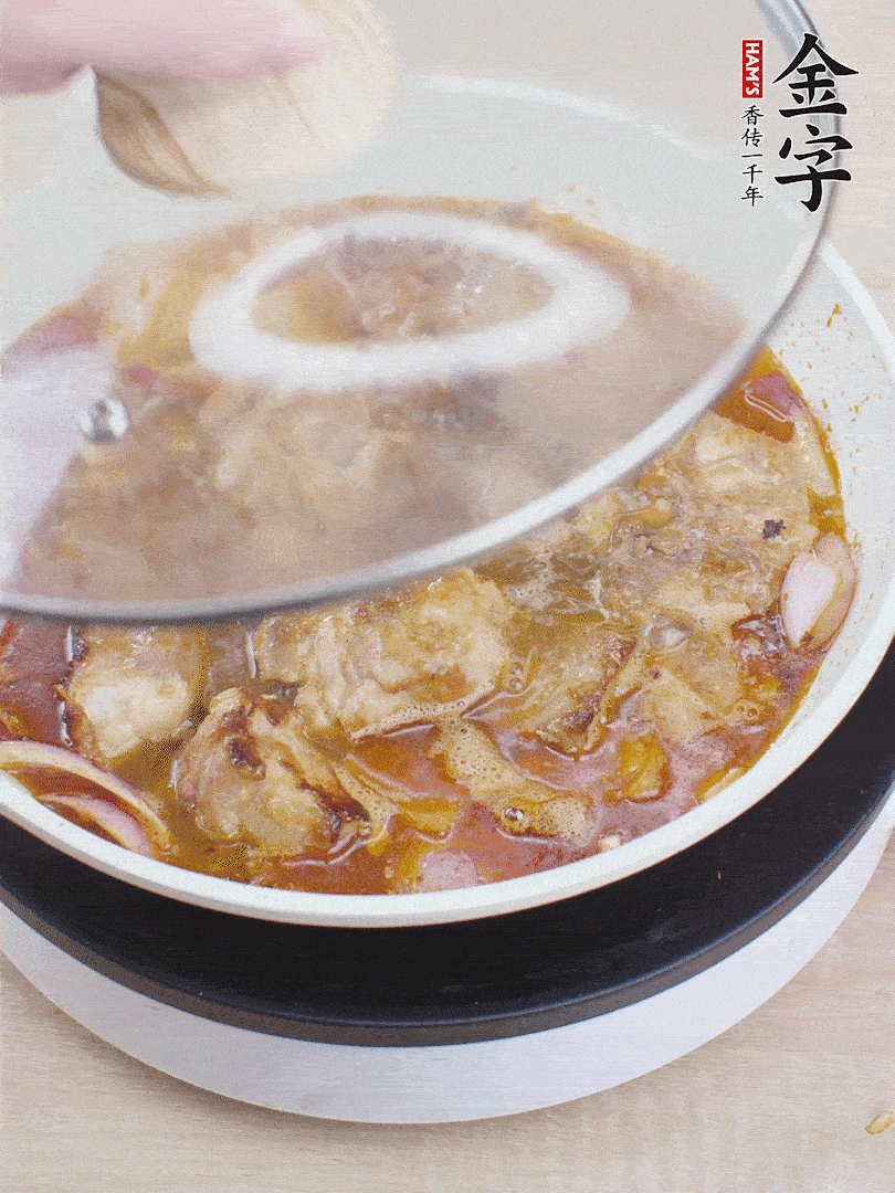 下小排翻炒，加1勺生抽、1點白砂糖和少許水燜2分鐘。