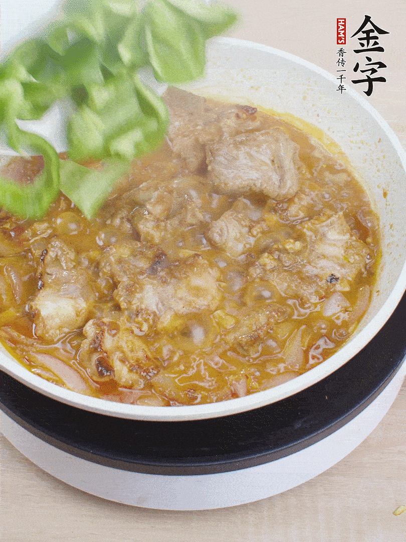 下青椒，翻炒炒至湯汁收干。