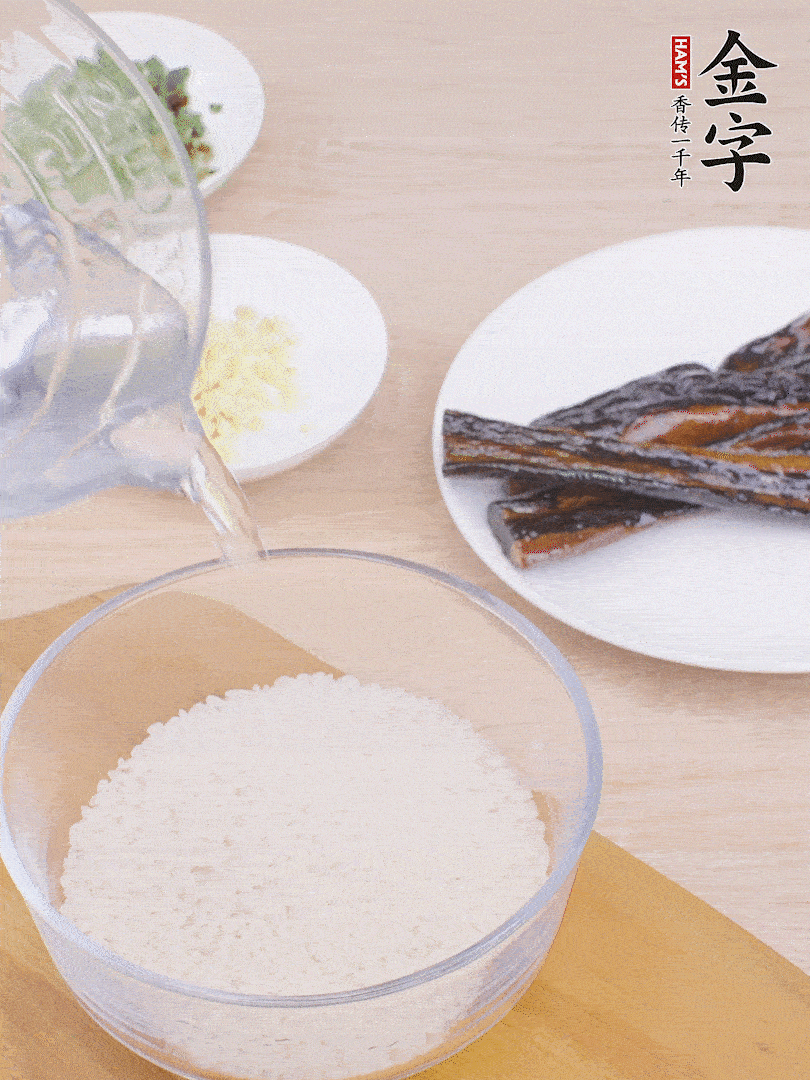 大米提前用清水浸泡1小時。