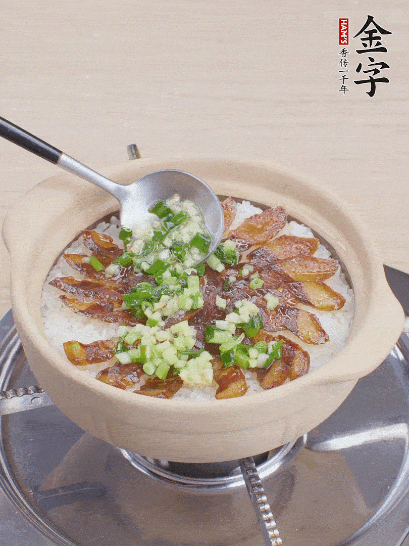 倒蔥姜醬再燜1分鐘。（也可以淋點生抽）