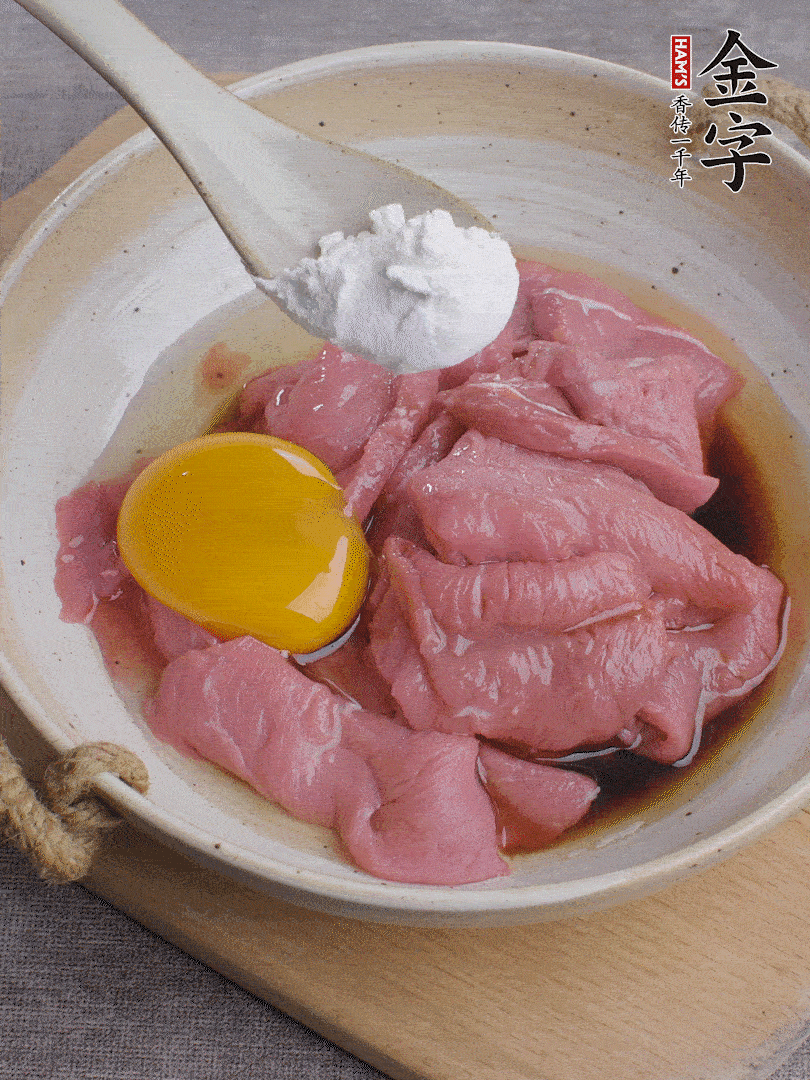 牛肉切片，雞蛋1個(gè)、水2勺、料酒1/2勺、生抽1/2勺、生粉1勺腌15分鐘。